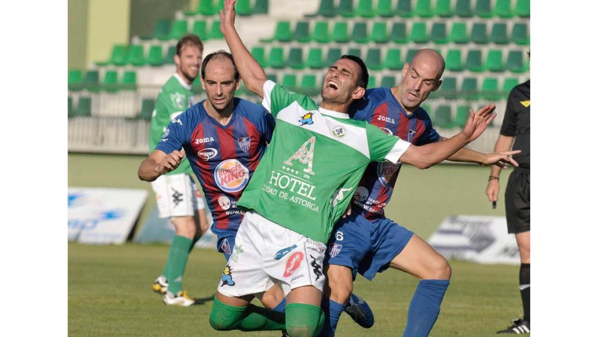 El segoviano Anel comete un claro penalti tras derribar a Roberto Puente.
