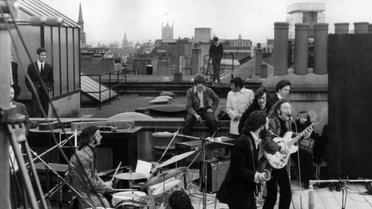 Los Beatles, tocando desde la azotea del 3 de Savile Row.