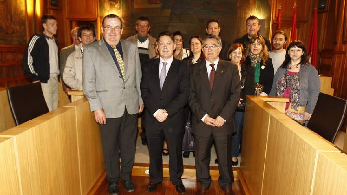 La delegación francesa junto con la de Valverde y el vicepresidente Marcos Martínez.