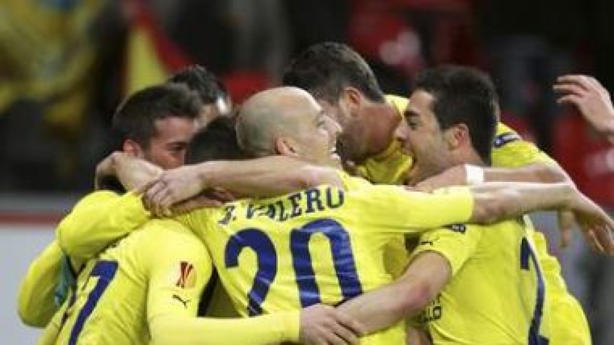 Los jugadores del Villarreal celebran el triunfo.