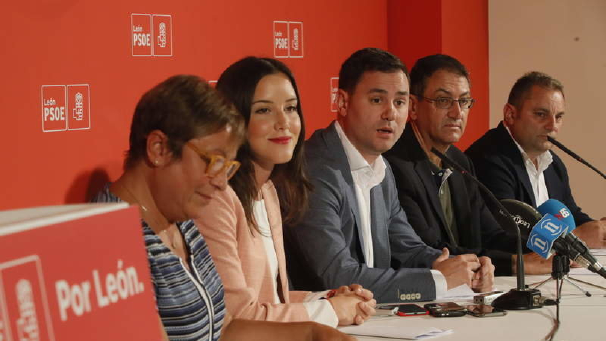 Los socialistas Carmen Morán, Andrea Fernández, Cendón, Salvador Vidal y Constantino Álvarez. RAMIRO.