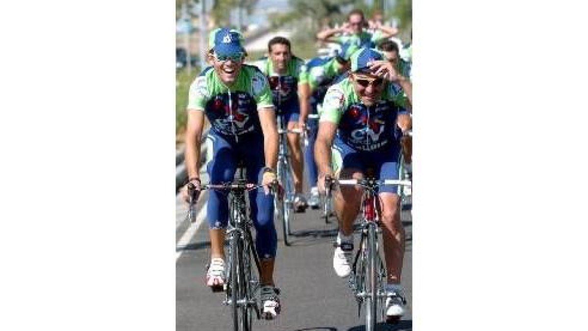 Valverde bromea con Labarta, seguidos al fondo por Javier Pascual