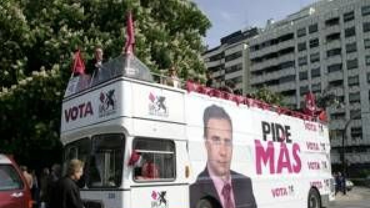 El autobús de la UPL, en la plaza de Guzmán donde fue presentado y con el que recorrerán los barrios