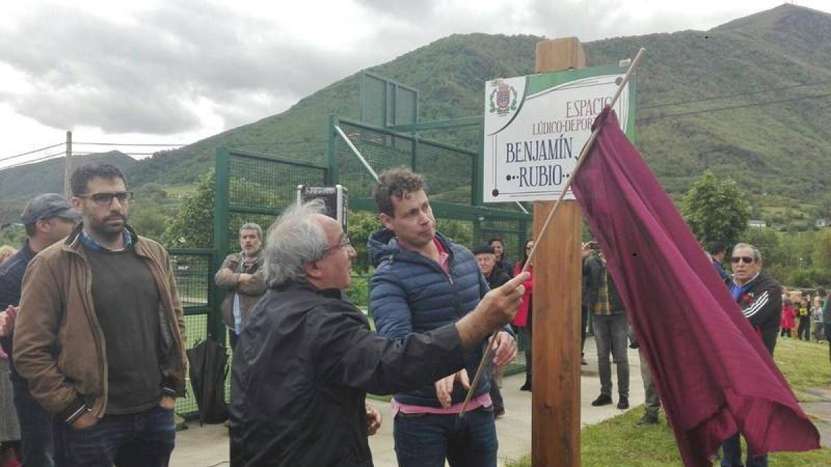 Javier Rubio y Mario Rivas descubren la placa en honor del sindicalista. ARAUJO