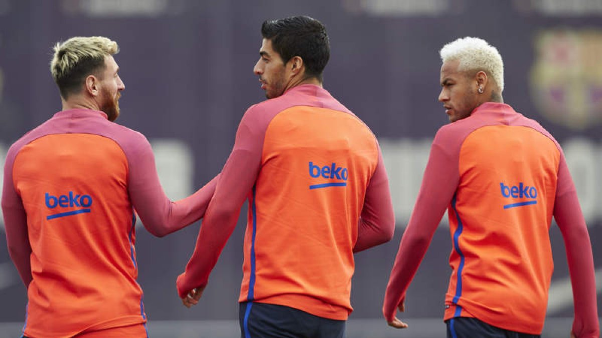 Messi, Luis Suárez y Neymar durante el entrenamiento del Barça de ayer. ALEJANDRO GARCÍA