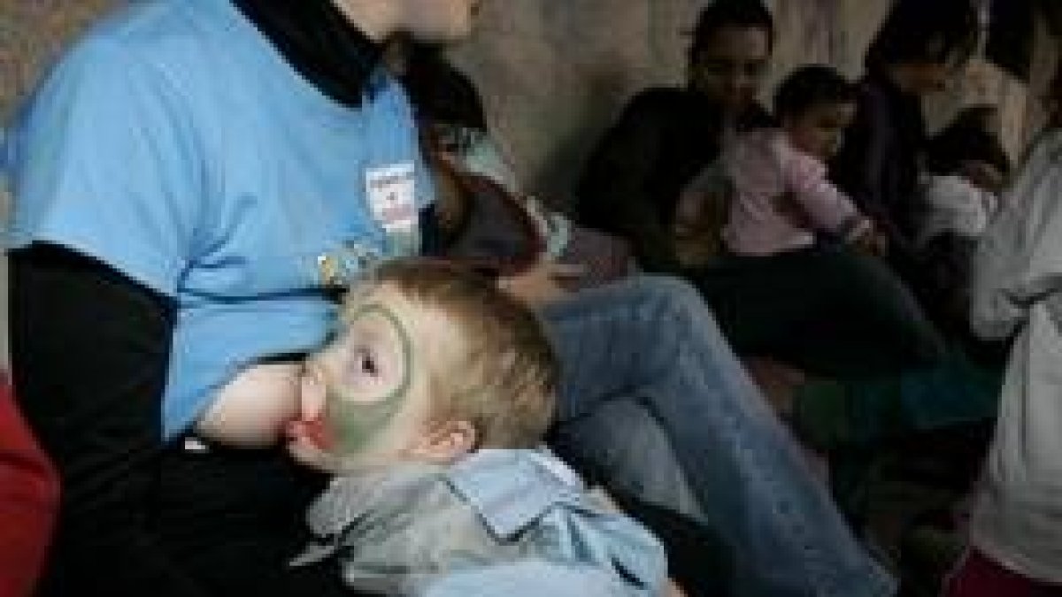 Uno de los bebés se amamanta durante la «tetada» celebrada ayer en la plaza del Ayuntamiento