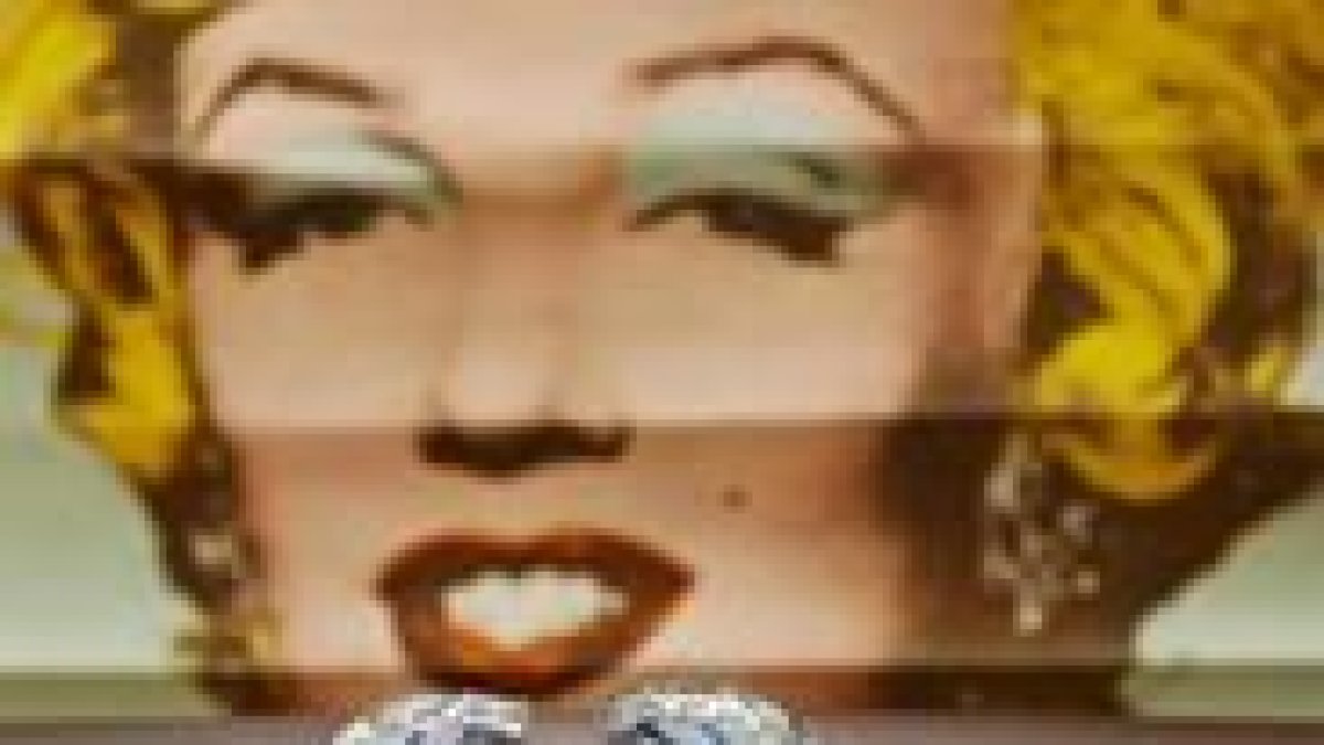 Dos pendientes de Marilyn y un retrato de la acriz obra de Warhol