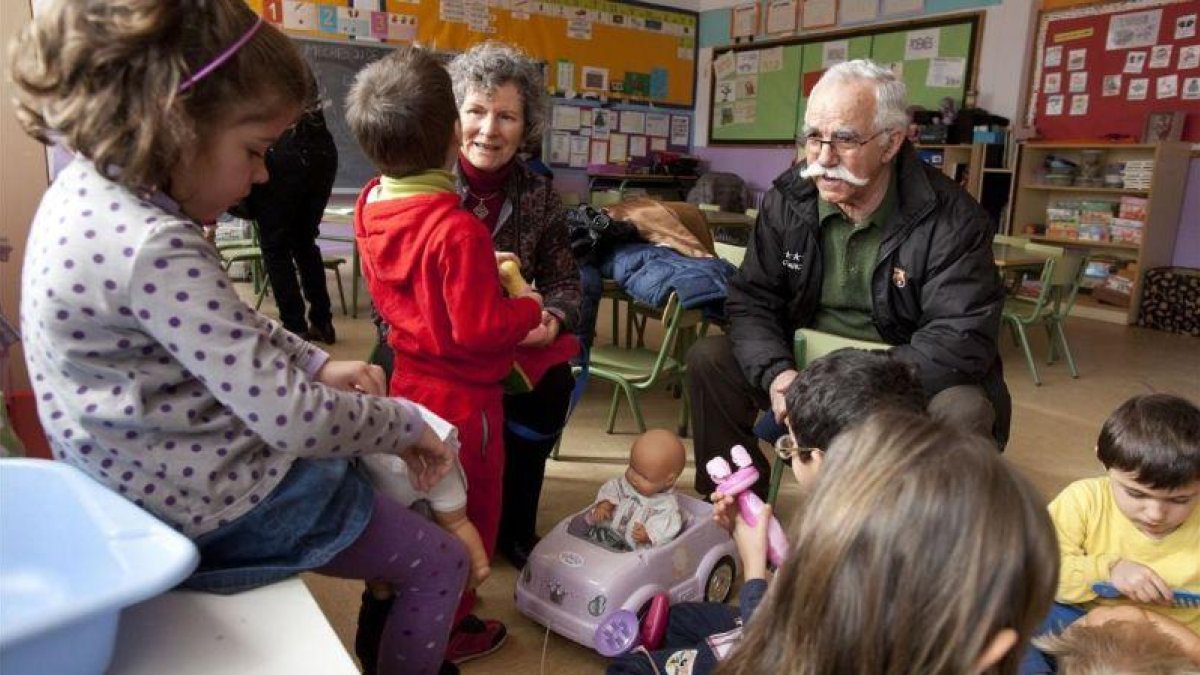 Abuelos y niños, juntos en un aula de una escuela de Barcelona.