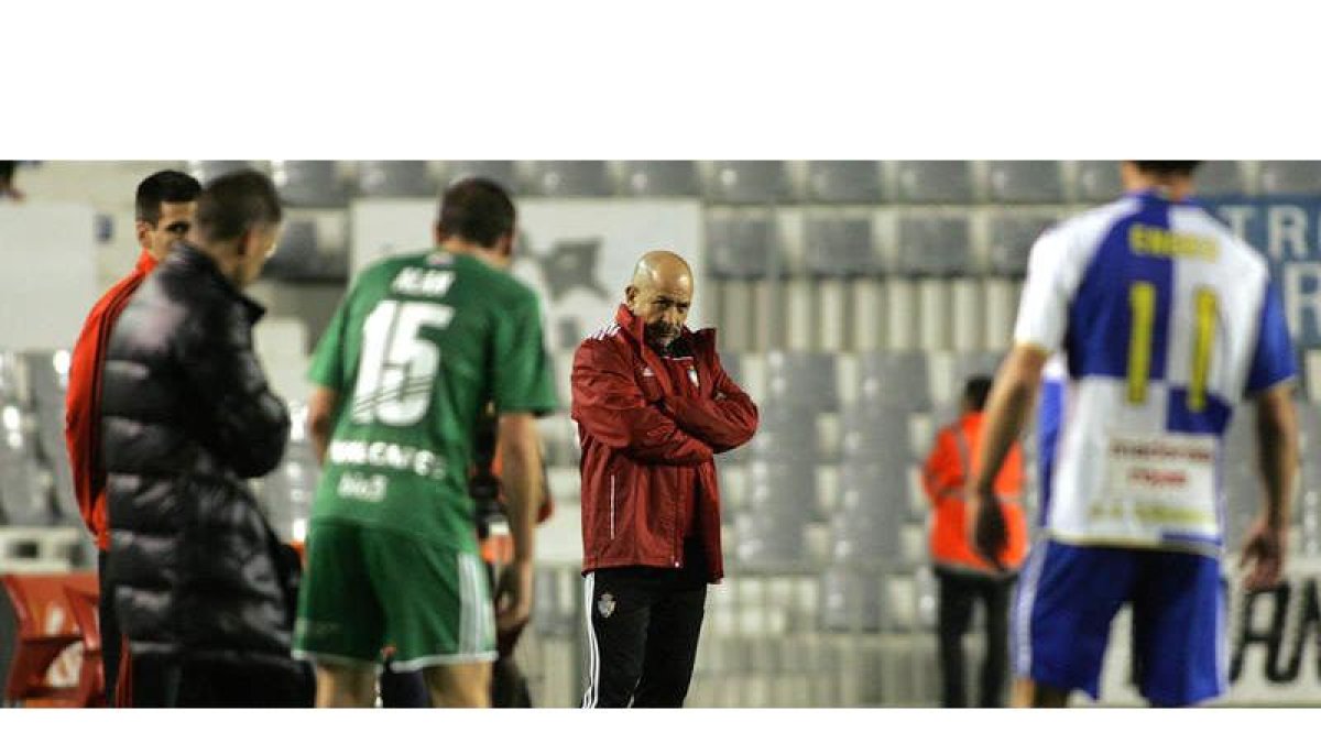 Claudio observa atentamente el desarrollo del juego en el partido disputado ayer en la Nova Creu Alta de Sabadell.