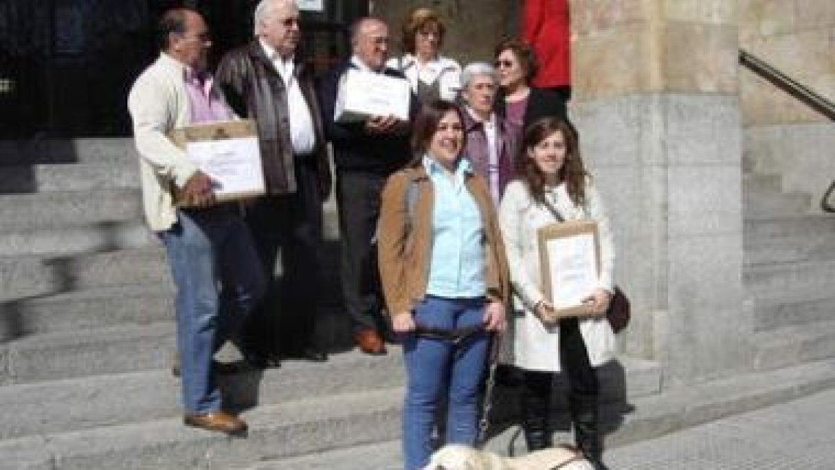La joven Cristina Fanjul, abajo a la izquierda, después de entregar las firmas en el Juzgado de León
