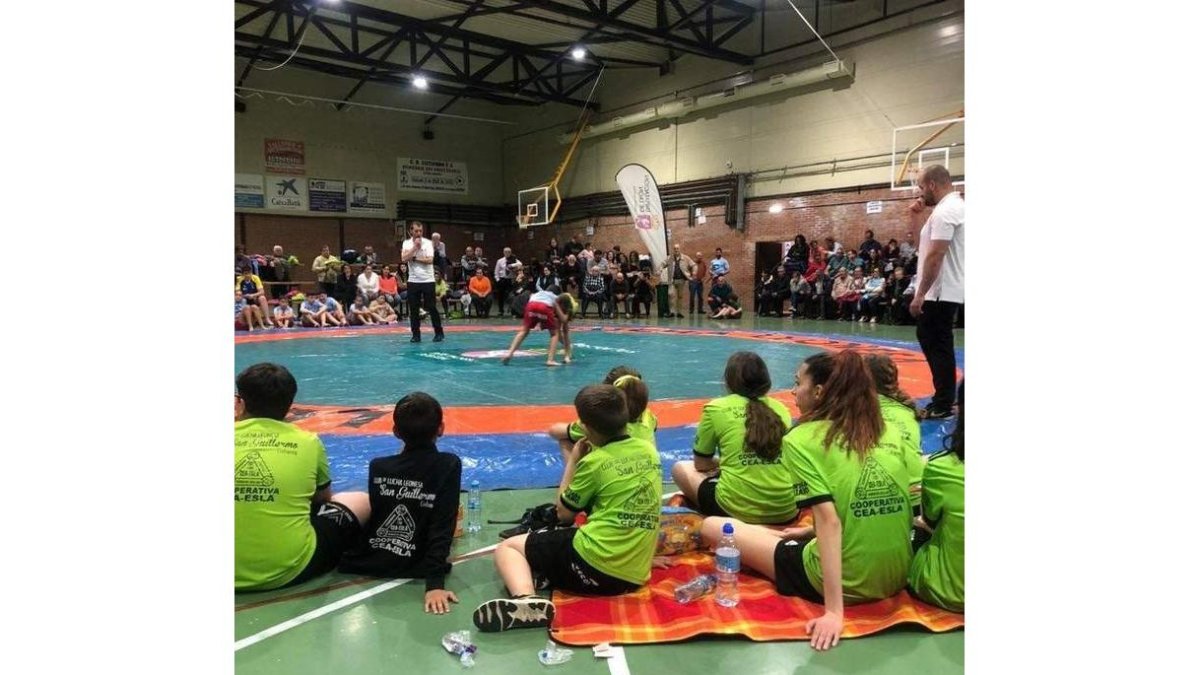 Así se vivía el enfrentamiento en el banquillo de San Guillermo. QUIÑONES