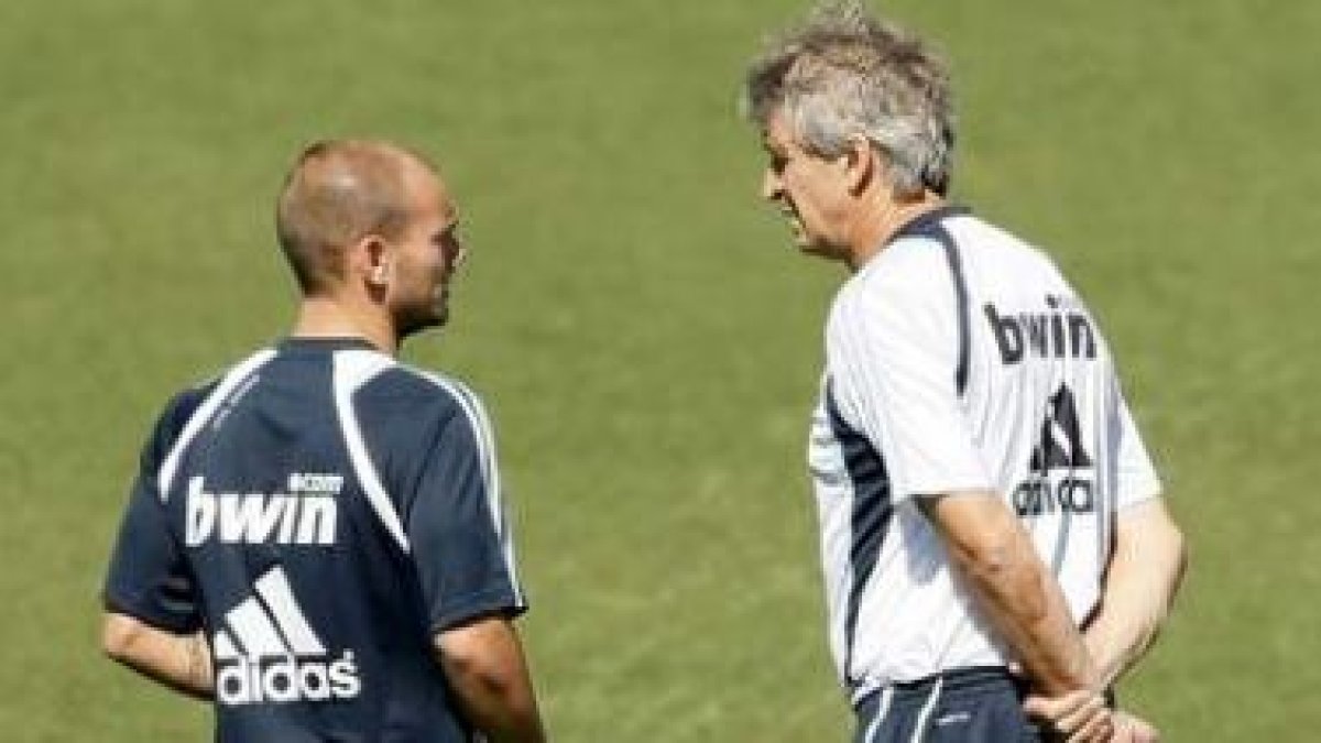Wesley Sneijder conversa con Pellegrini.