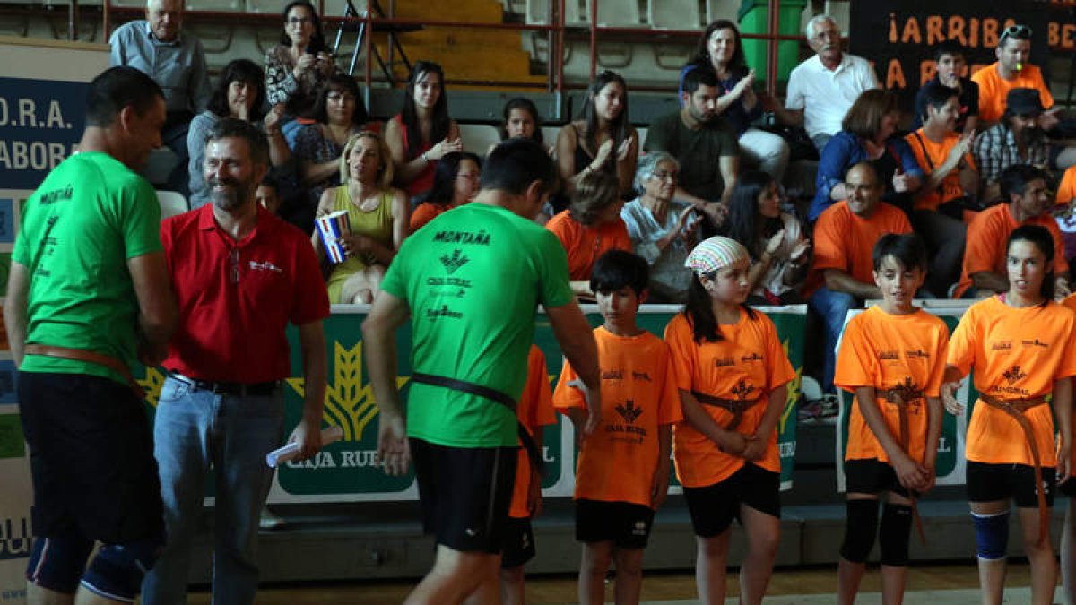 Fernando Getino en el corro, feliz hecho compartido. A. B.