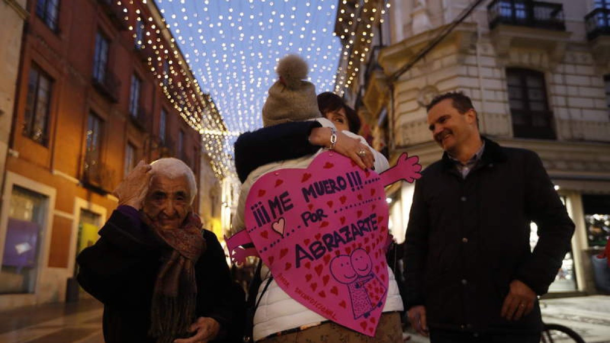 La calle Ancha se llenó de abrazos ayer por la tarde con la iniciativa del colectivo Raíces, impulsado por Flor Matilla. JESÚS F. SALVADORES