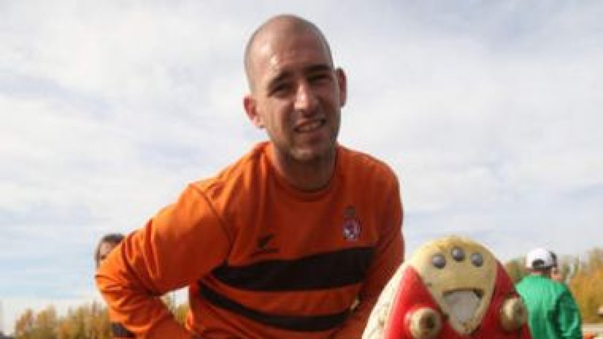 Jito estira antes de acometer un entrenamiento.