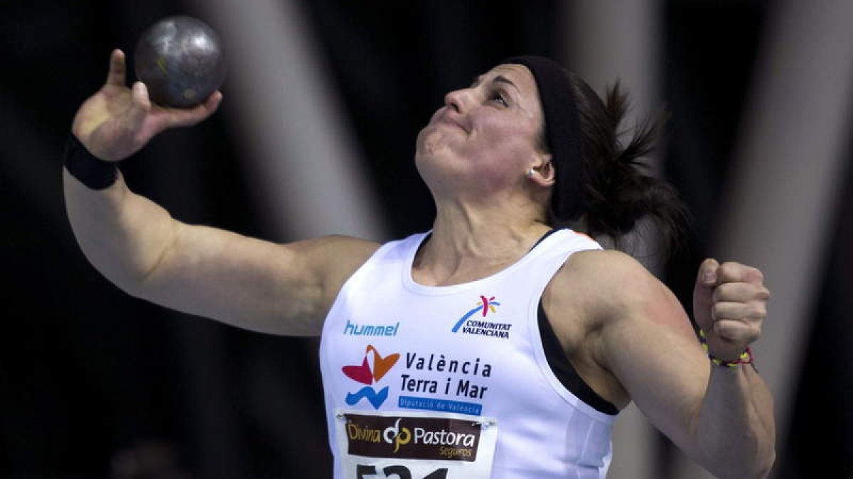 Úrsula Ruiz, que se entrena en León a las órdenes de Burón, se colgó el oro en lanzamiento de peso.