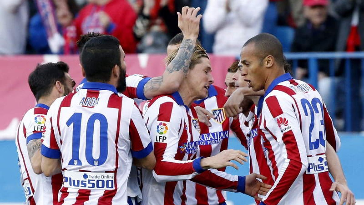 Los futbolistas del Atlético celebran el primer gol ante la Real Sociedad.