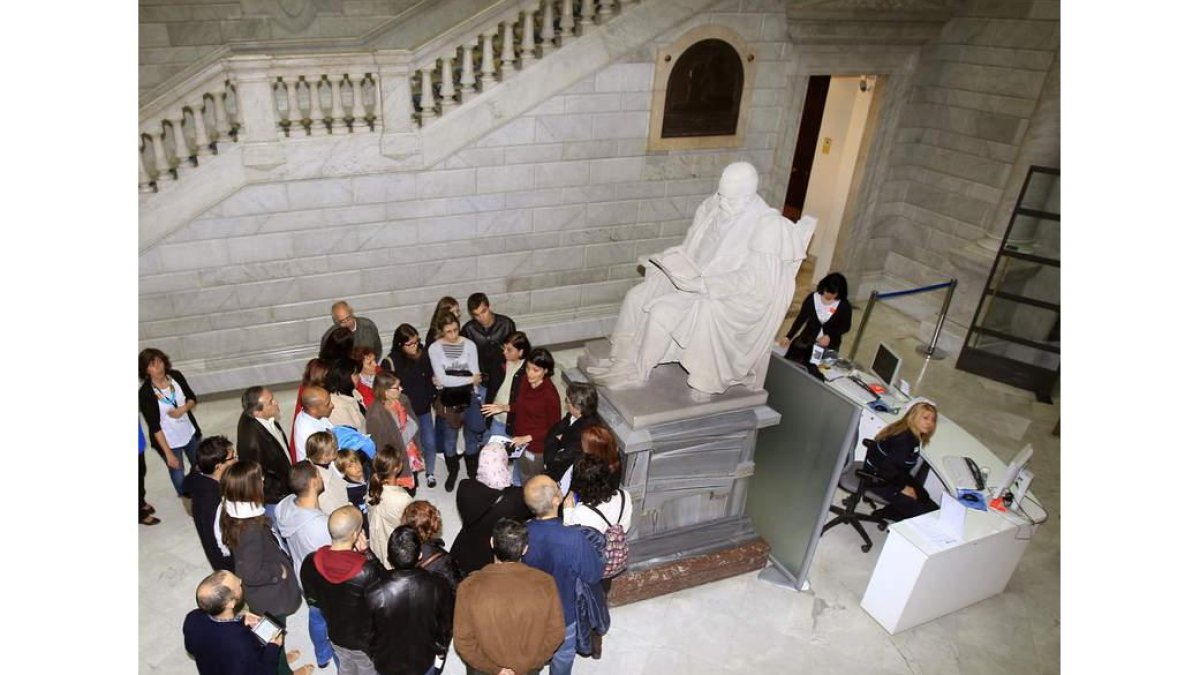 Visitantes en la Biblioteca Nacional. VÍCTOR LERENA