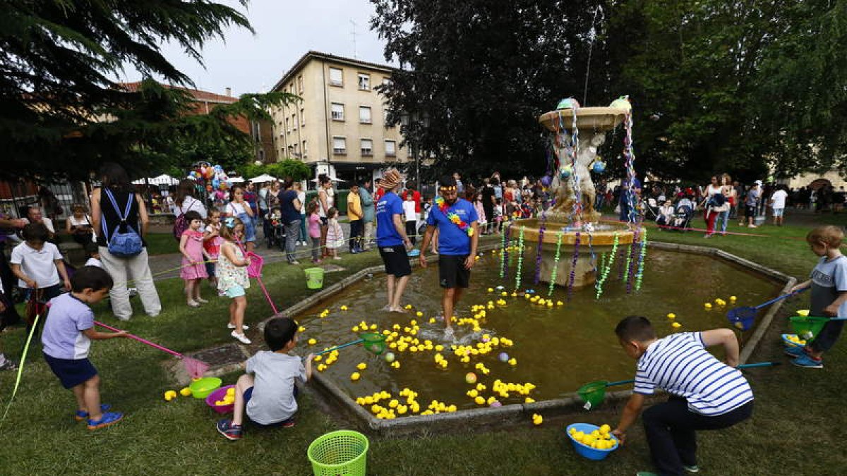Los pequeños juegan con las atracciones del parque del Cid.