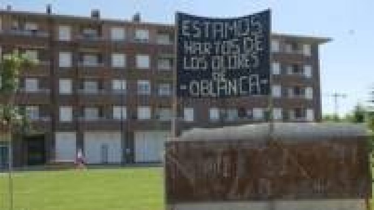 Pancarta colocada a la entrada de la urbanización
