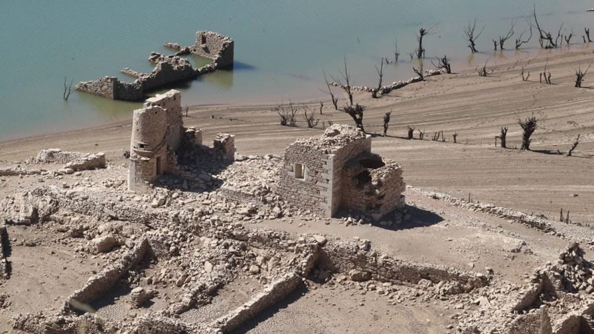 Restos de la iglesia de Miñera de Luna