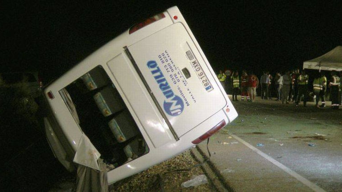 El autobús siniestrado, en la carretera entre los municipios de Castuera y Puerto Hurraco, en Badajoz, anoche.