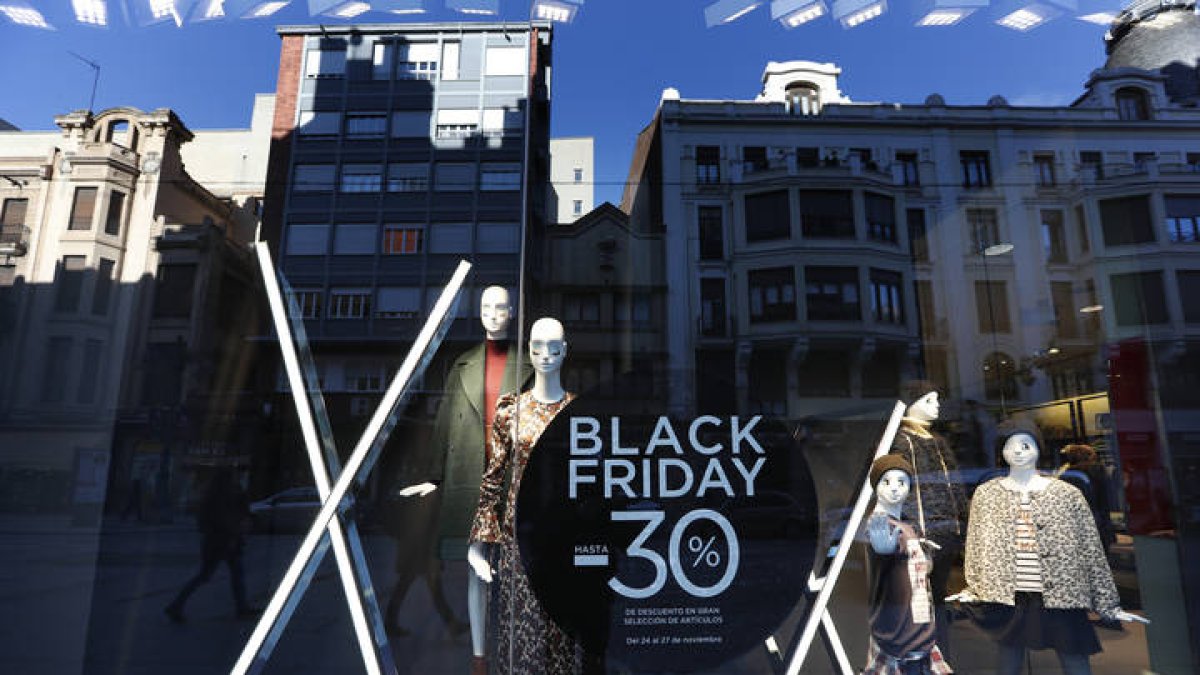 Carteles del Black Friday en Ordoño II. JESÚS F. SALVADORES