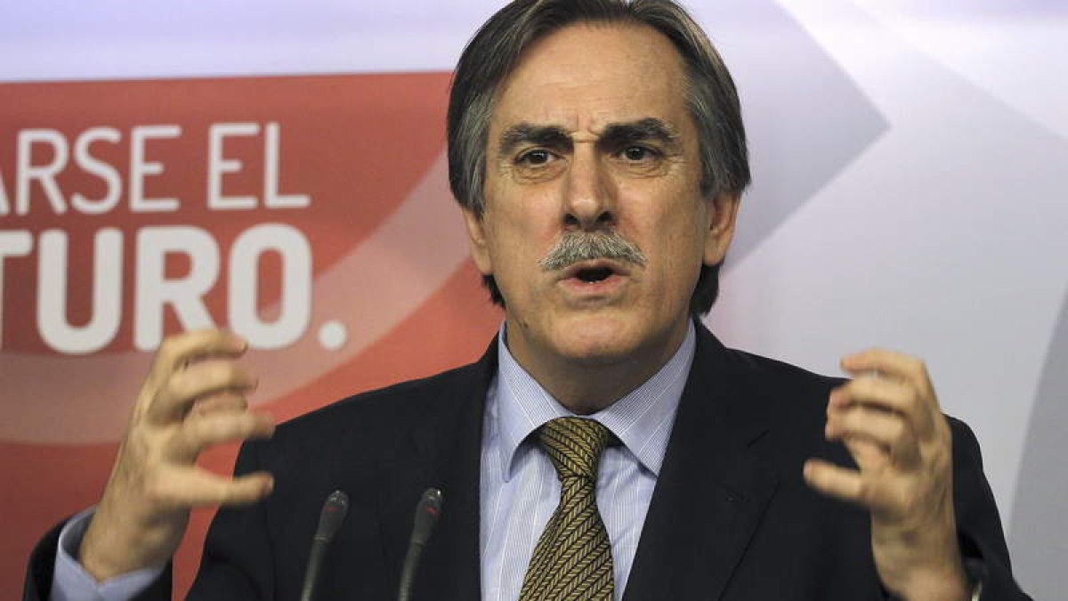 Valeriano Gómez asegura que el PSOE no ve «razón de urgencia» para firmar el decreto.