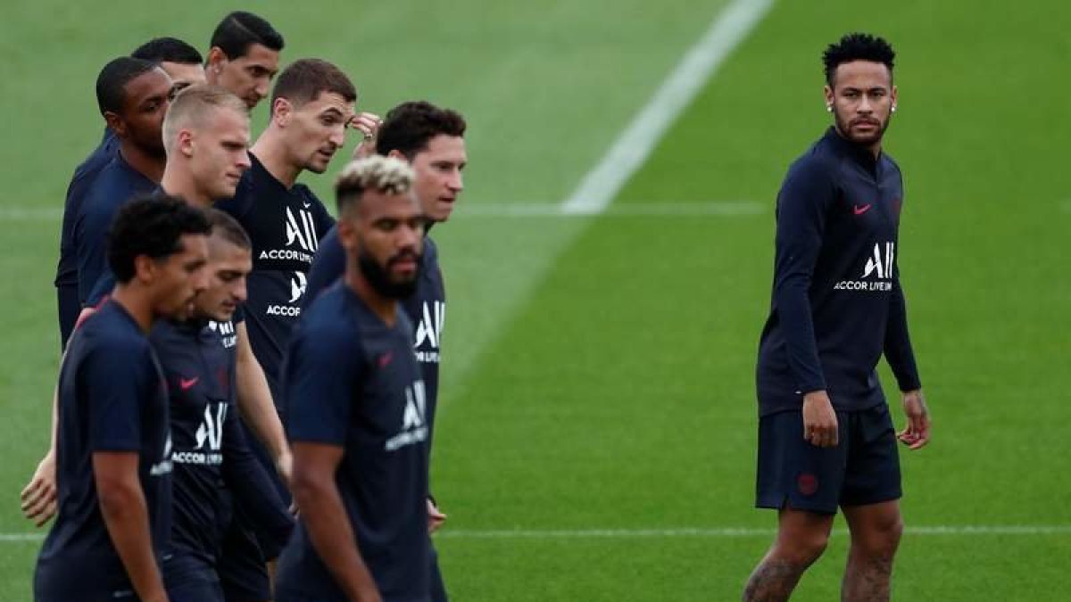 Neymar sigue entrenando con sus compañeros pero continúa sin debutar esta temporada. IAN LANGSDON.
