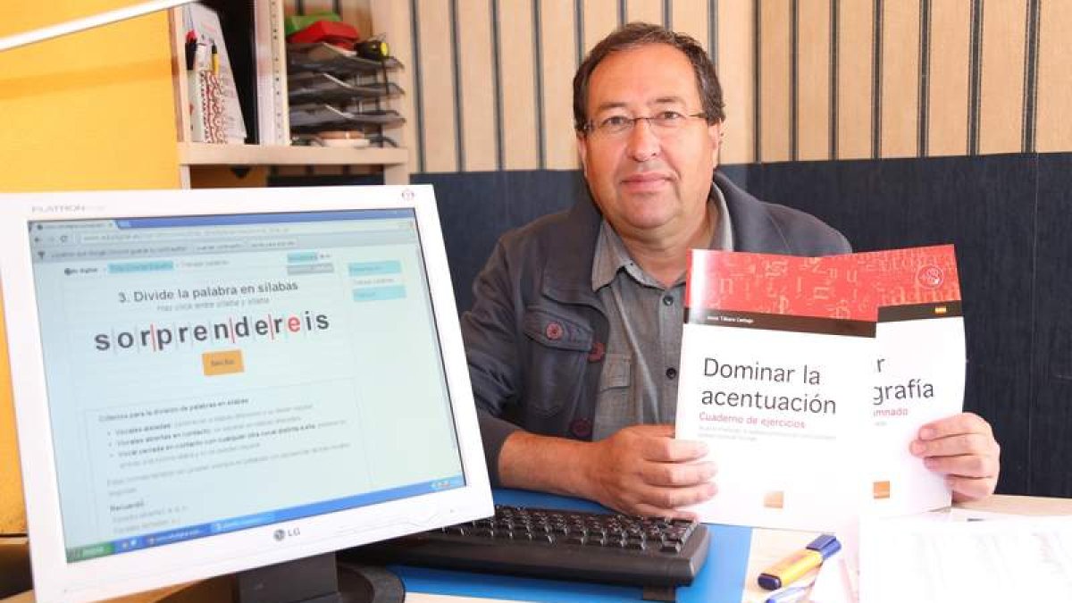 Jesús Tábara con los manuales de acentuación.