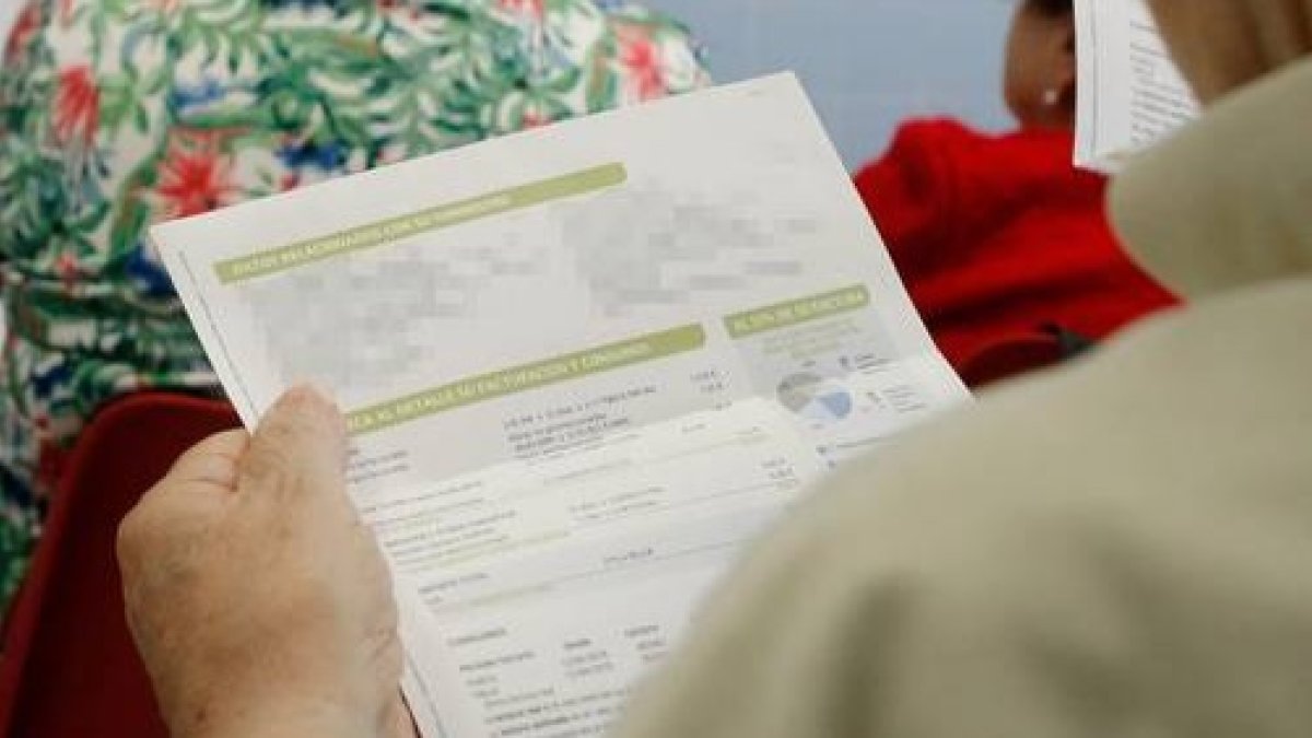 Un ciudadano, leyendo una factura de la luz. MARC FERRER