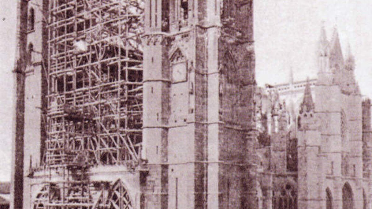 La Catedral envuelta en andamios a finales del XIX. ARCHIVO