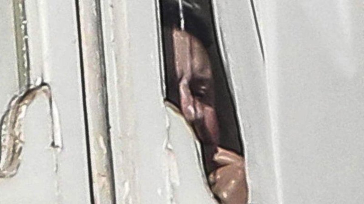 Renzi, a través de la ventana de su despacho del palacio Chigi.