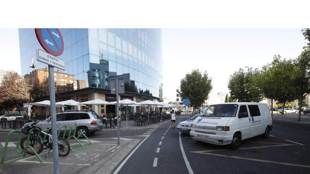 Las zonas de carga y descarga centran la atención del plan para controlar su uso sin rebasar los tiempos máximos. RAMIRO