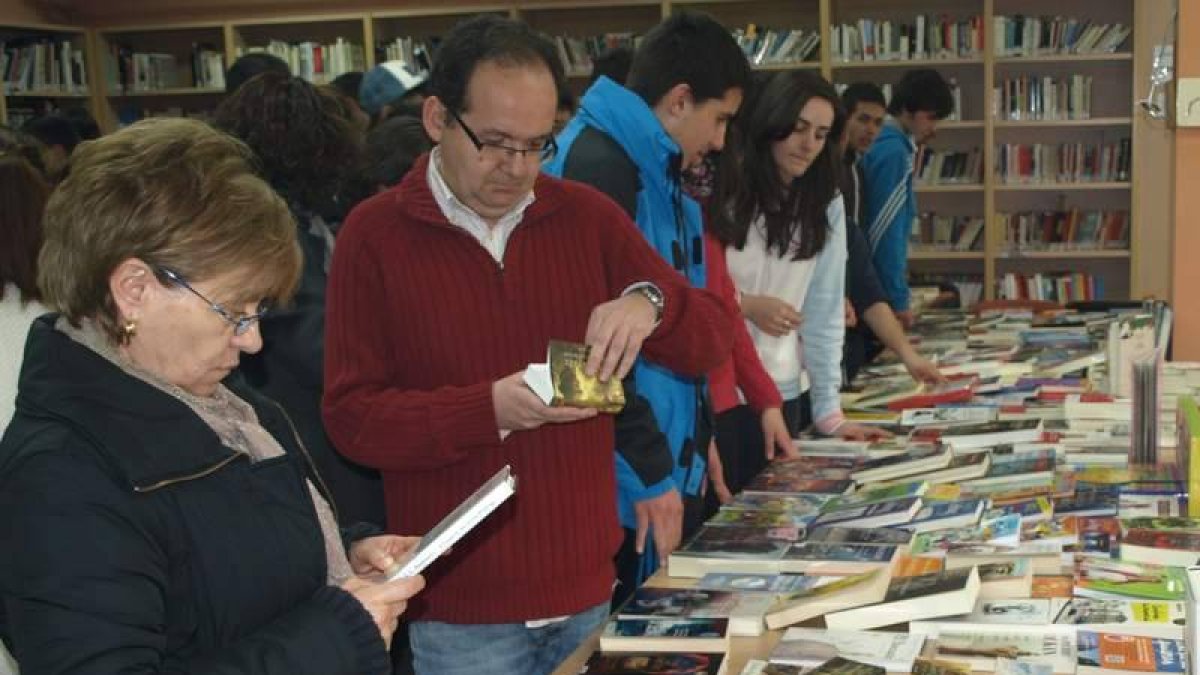 Feria del Libro ayer en el instituto Valles del Luna.