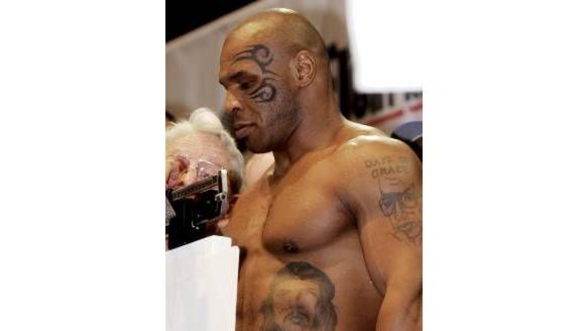 Tyson sube a la balanza en la comisión de pesos pesados de boxeo en Lusiana