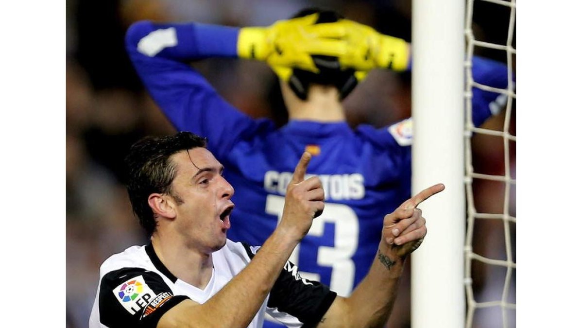 El delantero portugués del Valencia, Helder Postiga, celebra su gol en el último minuto.