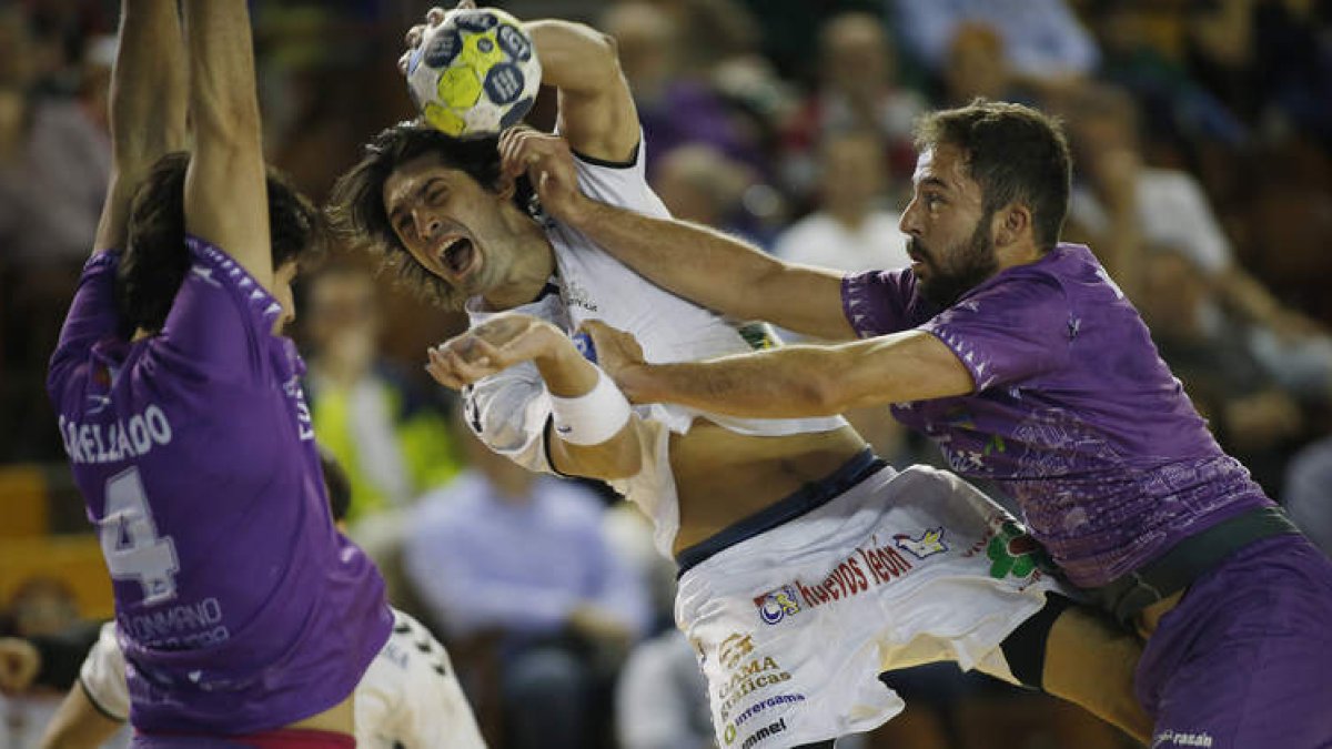 El lateral argentino Fede Vieyra, el mejor del Abanca Ademar en la segunda parte, intenta zafarse de la defensa del Guadalajara, ayer en el Palacio. JESÚS F. SALVADORES