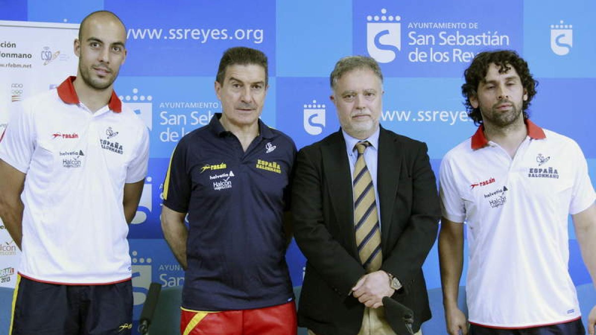 Cadenas ayer junto al alcalde de San Sebastián de los Reyes y los jugadores Juanín y Rocas.
