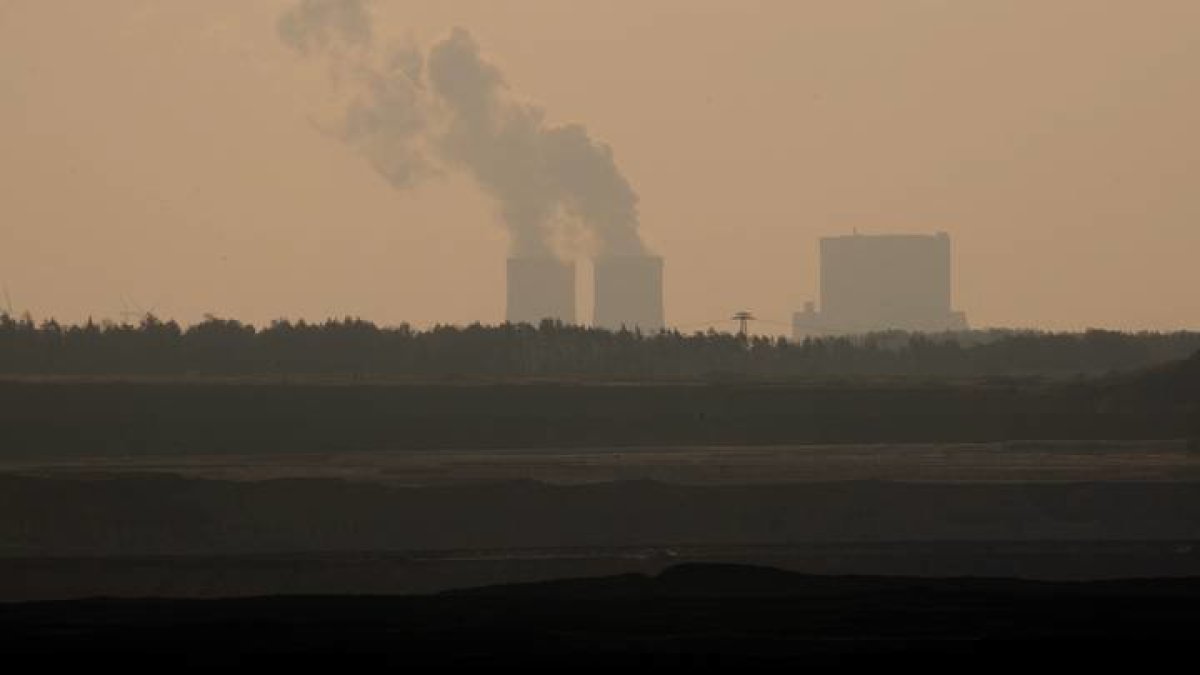 Vista de las torres de refrigeración de la central eléctrica de lignito Schwarze Pumpe, cerca de la zona minera de Welzow South.FILIP SINGER