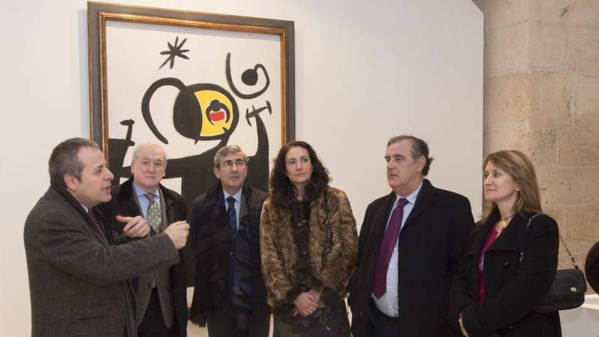 La presidenta Josefa García Cirac y miembros de la Mesa de las Cortes visitan la exposición de Miró en la catedral de Burgos.