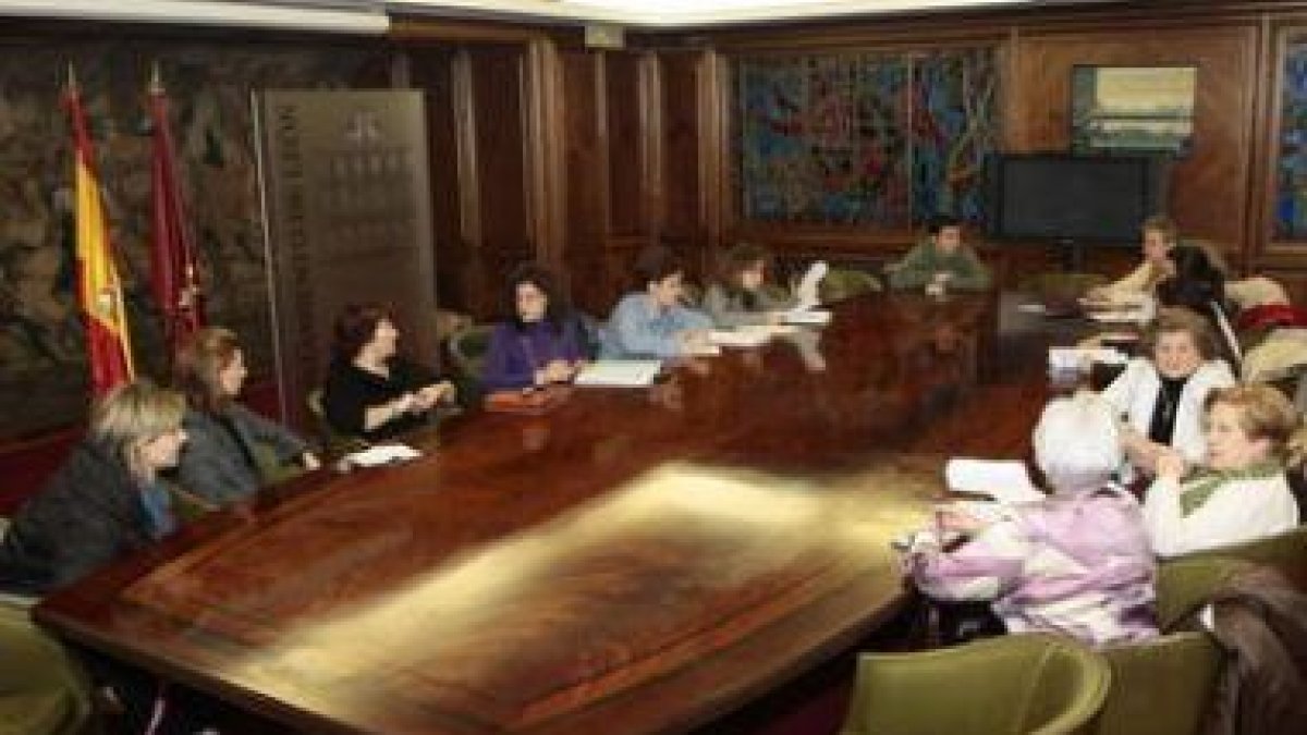 Foto de archivo del consejo de las mujeres, donde están varios de los colectivos aludidos.