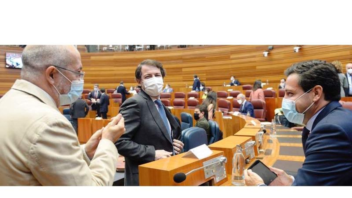 Igea, Mañueco y De la Hoz durante un receso de un pleno en las Cortes autonómicas. NACHO GALLEGO