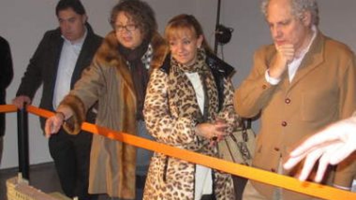 Marcos Martínez Barazón, la alcadesa de Mansilla, Isabel Carrasco y Jesús Celis, durante una visita