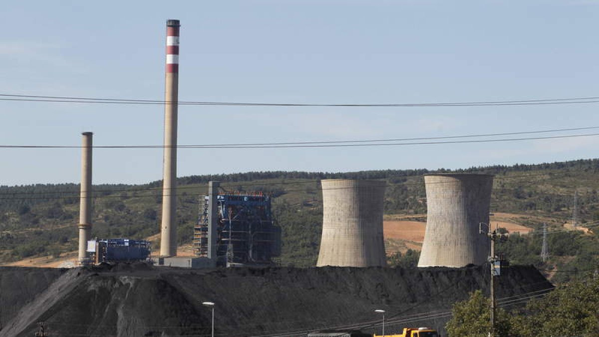 Imagen de archivo del carbón apilado en las inmediaciones de la central térmica de La Robla.