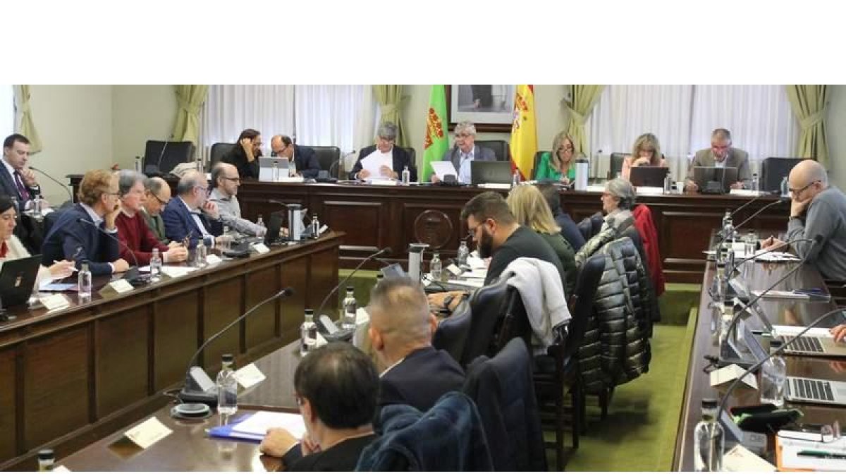 Un momento del Consejo de Gobierno celebrado ayer en la Universidad de León. DL