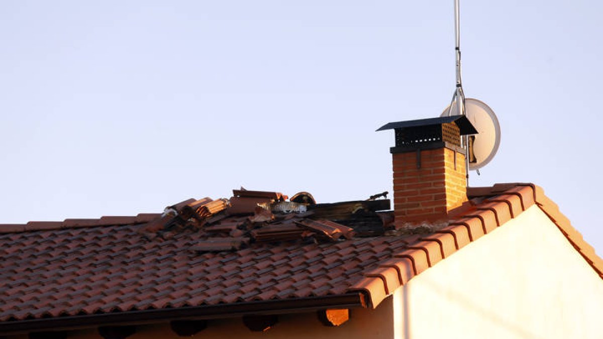 Imagen de la chimenea incendiada. MARCIANO PÉREZ