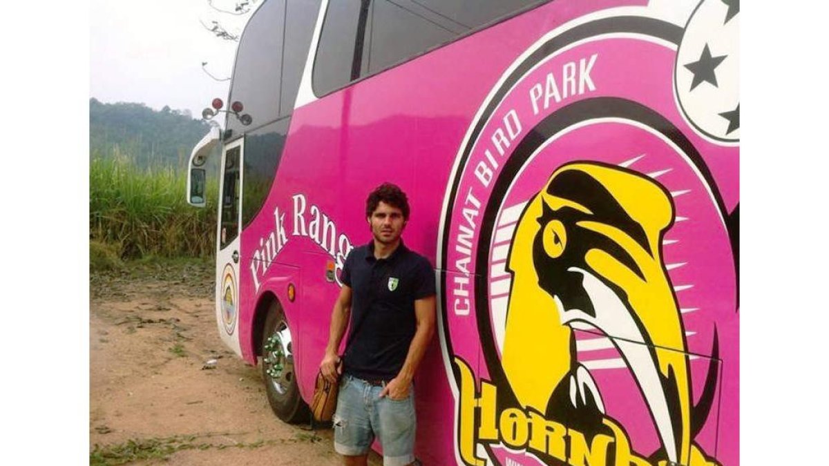 José Pedrosa Galán posa junto al autobús de su nuevo equipo, el Chainat tailandés.