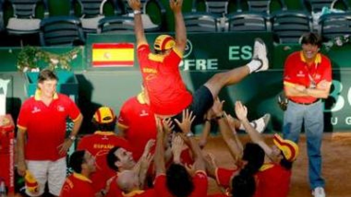 El capitán español Albert Costa es manteado por los miembros del equipo nacional tras la victoria de