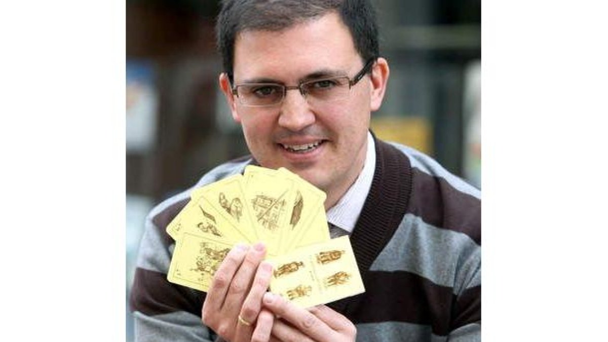 César Benito, creador de la baraja, posa con las cartas.